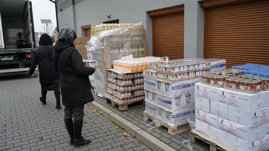 Wydawanie paczek żywnościowych w OPS Piaski, zdjęcie 7