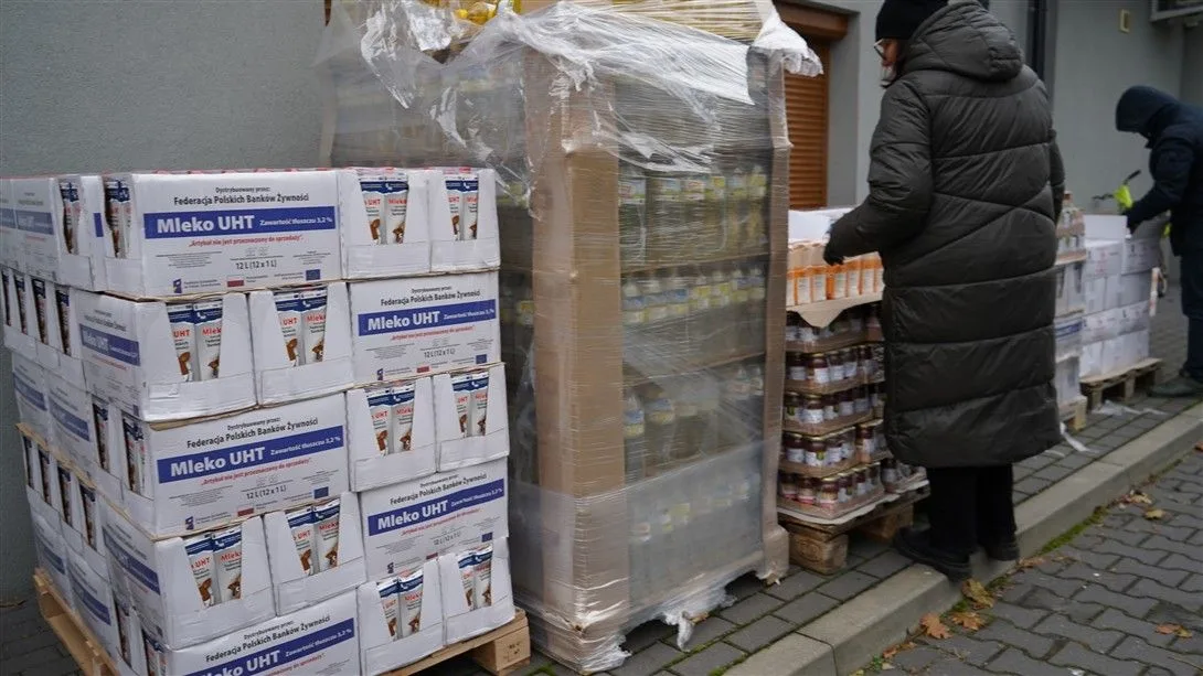 Wydawanie paczek żywnościowych w OPS Piaski, zdjęcie 5