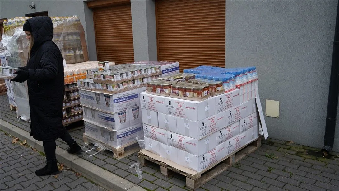 Wydawanie paczek żywnościowych w OPS Piaski, zdjęcie 8