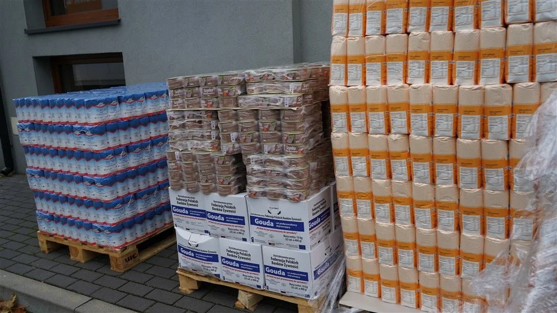 Wydawanie paczek żywnościowych w OPS Piaski, zdjęcie 3
